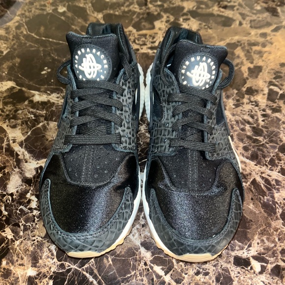 Nike Shoes - Nike Huarache Premium